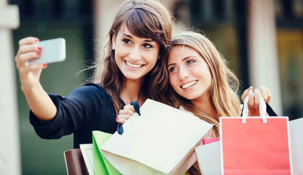 98% de la generación Z prefiere salir de compras
